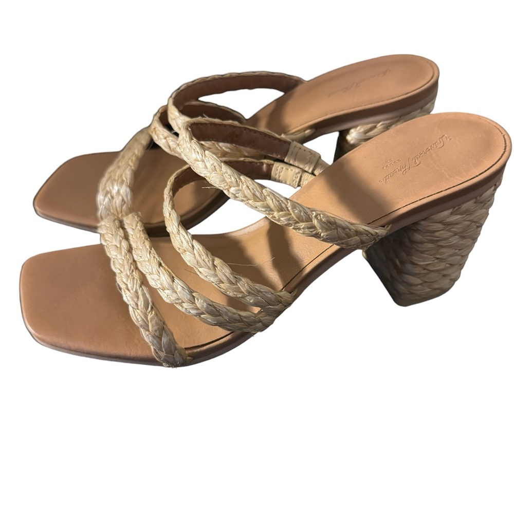 Light natural raffia sandal